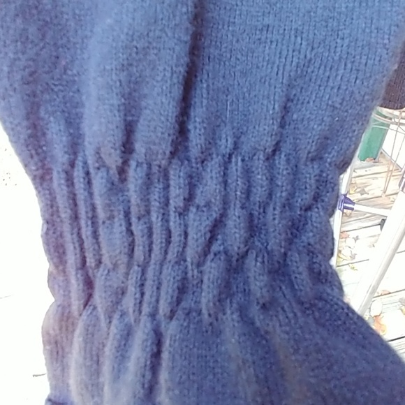 i.e. sweater - Picture 6 of 8
